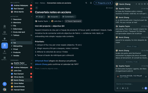 Nota de FabricLoop titulada Turn Notes Into Action en català, amb grups, assignats i una aprovació, al costat de la conversa Q2 Launch