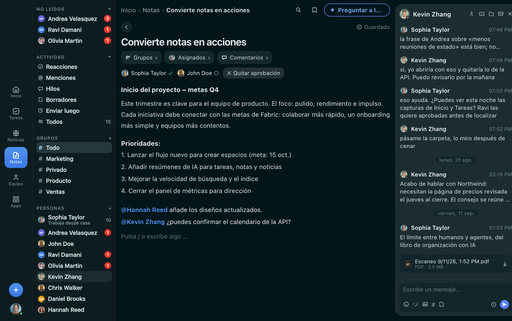 Nota de FabricLoop titulada Convierte las notas en acciones en español, con grupos, asignados y una aprobación, al lado de la conversación Lanzamiento Q2