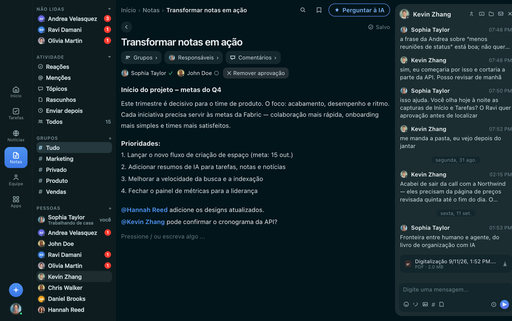 FabricLoop nota intitulada Turn Notes Into Action em português europeu, com grupos, responsáveis, e uma aprovação, ao lado da conversa Q2 Launch